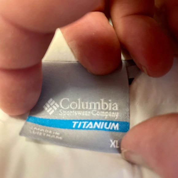 Ladies Columbia winter coat in great condition size is XL - Picture 3 of 3